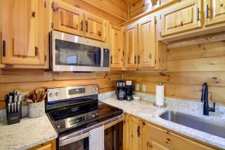 1 Mi to Island in Pigeon Forge Hot Tub Haven! - 2