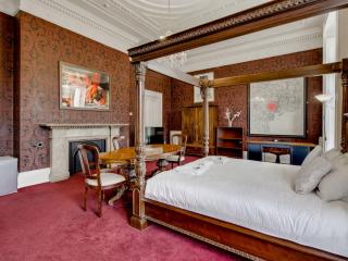 Pass the Keys The King Room Free Parking - 3