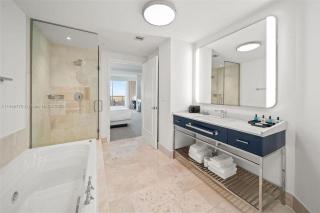 Fontainebleau Miami Beach Junior Suite - 5