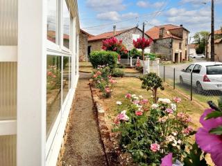Maison charmante à Montbron avec terrasse et jardin - Montbron - 7