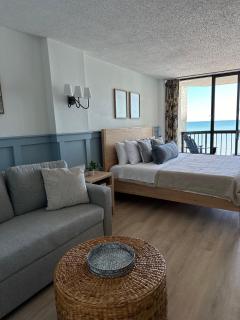 Ocean Front King Studio-Resort Building-Sleeps up to 3 - 4
