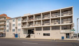 Oceanic Hotel & Barefoot Tiki Bar - Wildwood - 9