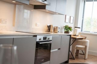 Stylish Spacious Apartment in Central Windsor - 9