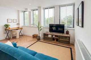 Stylish Spacious Apartment in Central Windsor - 4