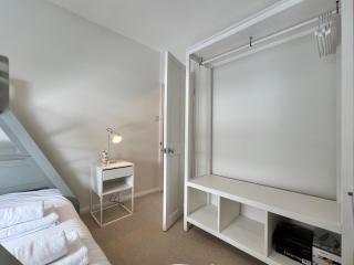 Charming Central Windsor 2 Bed Cottage Free Residents Parking and Private Garden Legoland Ascot Windsor Castle Thorpe Park Heathrow Airport - 2