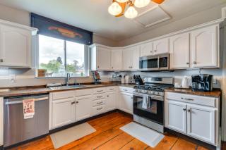Lakefront Cayuga Retreat with Private Deck and Hot Tub - Cayuga - 8