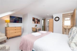 Cosy Loft Retreat, King Bed, En-suite, Kitchenette, Homestay - Brighton & Hove - 9