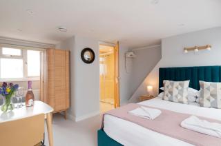 Cosy Loft Retreat, King Bed, En-suite, Kitchenette, Homestay - Brighton & Hove - 4