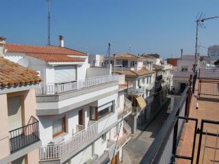 Ático céntrico renovado con gran terraza a solo 100m de la playa del Puerto - ES-228-34 - Llança - 4
