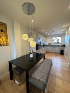 Luxury 3 bedroom flat in Stratford, London - 2