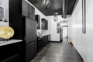 The Black And White Suite - Chicago - 5