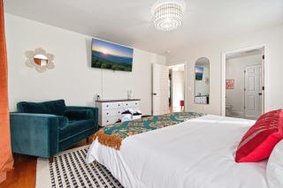 Chic Boho Retreat: Movie Theater, Hot Tub, Game Room - Asheville - 4