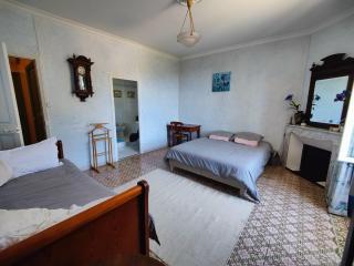 Chambre 3 personnes avec salle de bain dans mas du Lubéron - Robion en Luberon - 4