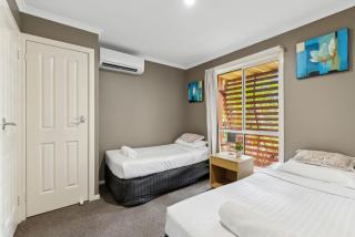 Sapphire Beach Poolside Retreat - Kororo Basin - 2