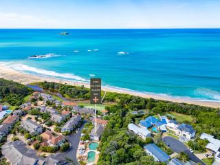 Sapphire Beach Poolside Retreat - Kororo Basin - 1