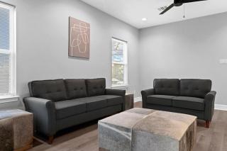 Instant Stay 3 bedroom 4 beds 2bath! 15 min from downtown, medical center, convention center, Toyota center, and aquarium! - 6