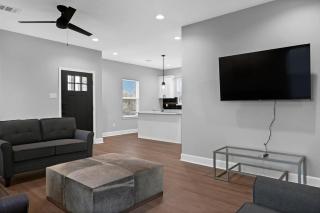 Instant Stay 3 bedroom 4 beds 2bath! 15 min from downtown, medical center, convention center, Toyota center, and aquarium! - 5