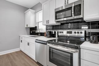 Instant Stay 3 bedroom 4 beds 2bath! 15 min from downtown, medical center, convention center, Toyota center, and aquarium! - 2