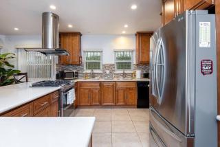 Central LA Bliss: 5 BR Home, BBQ, Perfect Location - 8