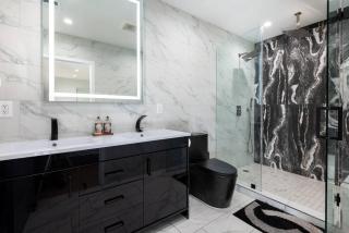 Prime Location, Stylish Space: 3BR Home with BBQ - Los Angeles - 6