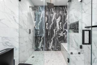 Prime Location, Stylish Space: 3BR Home with BBQ - Los Angeles - 2