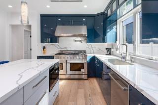 Prime Location, Stylish Space: 3BR Home with BBQ - Los Angeles - 8