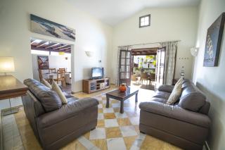 Sensational Playa Blanca Villa 3 Bedrooms Villa Myoga Spacious Sun Terrace Outdoor Pool And Bbq Montana Roja - 9