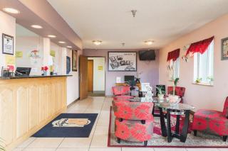 Super 8 by Wyndham Grants - 1