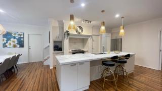 StayAU 4BRM Chic Urban Retreat - 6