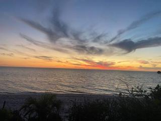 Miles of Beach - 4BR Private Beach Access Cottage - Englewood - 5