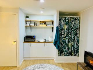 2Bays Studio- Walk to 2 Beaches! Perfect Location with Private Courtyard & BBQ - 1