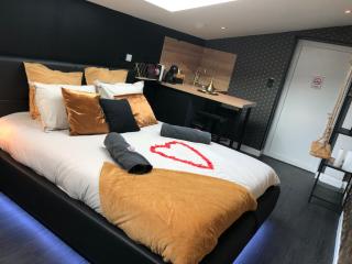 Playroom et Nuit Insolite - Aubie-et-Espessas - 1