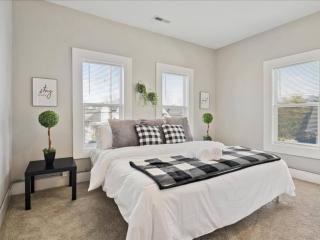King Bed-Sleep 8-Baby-Fireplace-Laundry - Indianápolis - 8