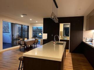 Brand New & Central - 3 Bedrooms with 3 En suites - 0