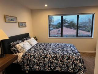 Brand New & Central - 3 Bedrooms with 3 En suites - 9