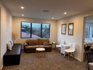 Brand New & Central - 3 Bedrooms with 3 En suites - 6