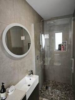 Brand New & Central - 3 Bedrooms with 3 En suites - 3