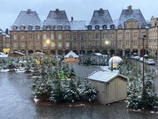 Suites MANA - Cupidon avec superbe vue Place Ducale Parking inclus - Charleville-Mézières - 8