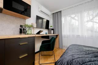 Modern Black & Wooden Apartment Warsaw Near The Airport by Noclegi Renters - 4