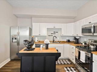 Chic 6BR Retreat:10 beds 3.5 Baths for Groups*ste - 1