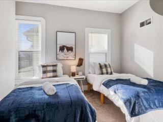 Chic 6BR Retreat:10 beds 3.5 Baths for Groups*ste - 6