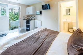 Roger Ground Guest House - with Onsite Car Parking - Windermere - 4