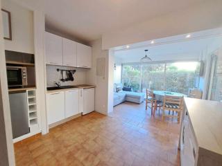 Appartement en RDC, accès direct plage, terrasse 30m², parking privé, équipements complets - FR-1-326-795 - 3