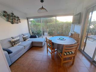 Appartement en RDC, accès direct plage, terrasse 30m², parking privé, équipements complets - FR-1-326-795 - 1