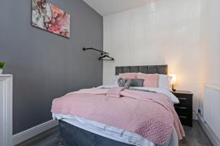 Masterson House By RMR Accommodations - NEW - Sleeps 9 - Modern - Parking - Central - 3