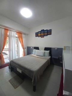 Beach condos at Pico de Loro Cove - Wi-Fi & Netflix, 42-50''TVs with Cignal cable, Uratex beds & pillows, equipped kitchen, balcony, parking - guest registration fee is not included - Nasugbu - 2
