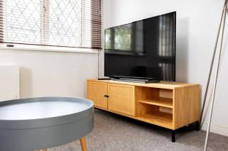 Beautiful House by Station with Private Parking - 3