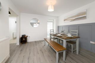 Modern House near Washeries Park - - 9