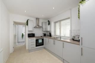 Modern House near Washeries Park - - 7