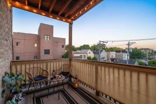 NEW! 1 Garage Spot Included! Near brown line! North Center/St. Ben's Location! - Chicago - 2